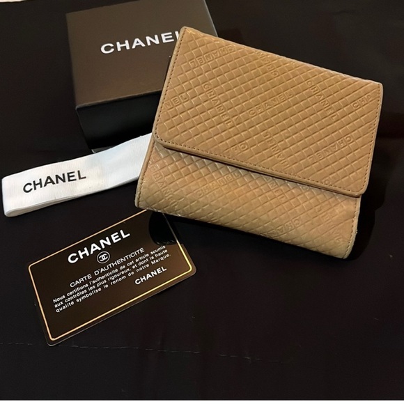 CHANEL Cream Wallet with Quilted Pattern and Iconic CC Logo - Picture 2 of 3